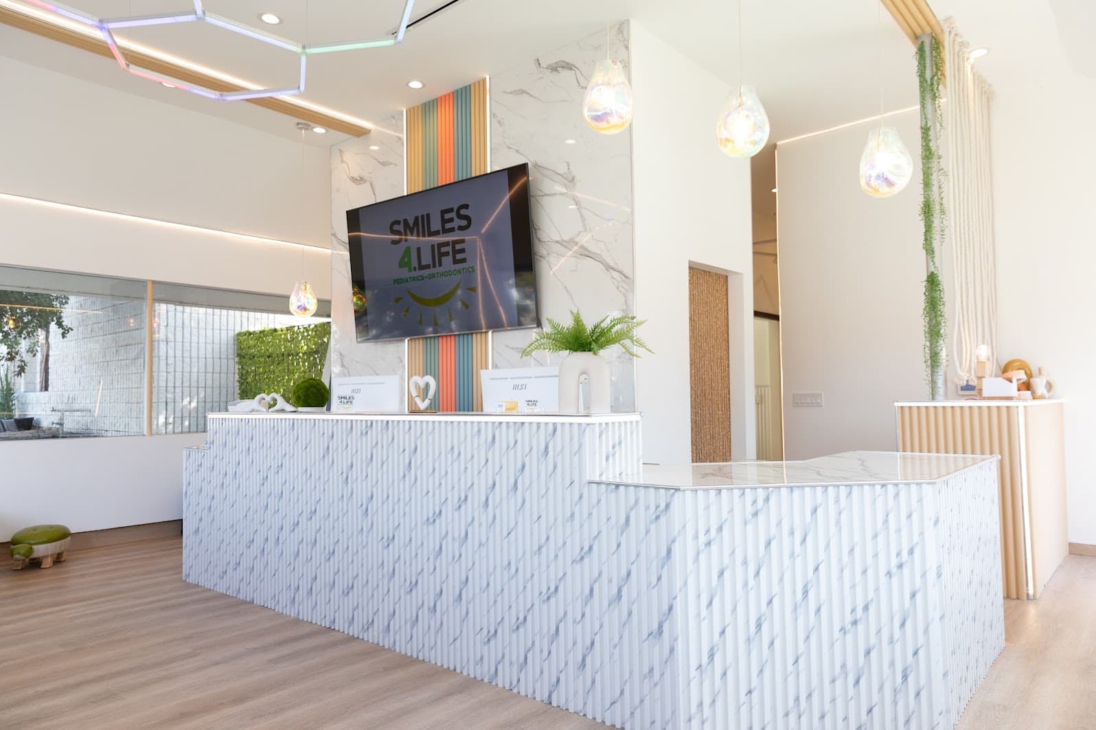 Smiles4Life reception and front desk in Thousand Oaks, CA